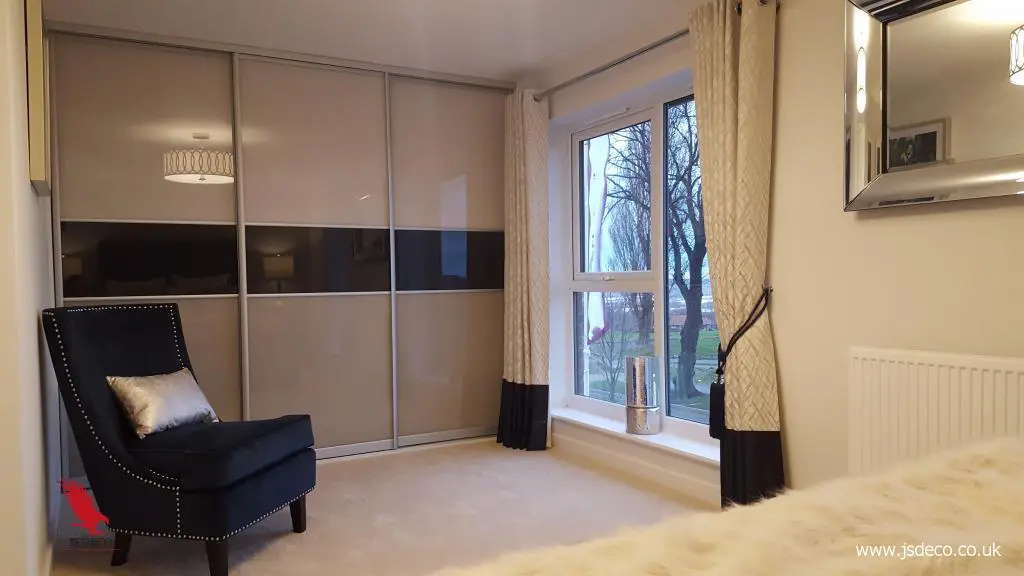 High gloss fitted sliding doors wardrobe in two clours