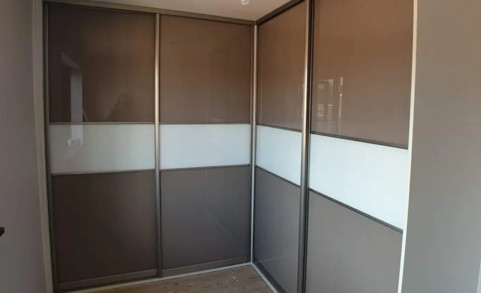 Sliding door corner wardrobe