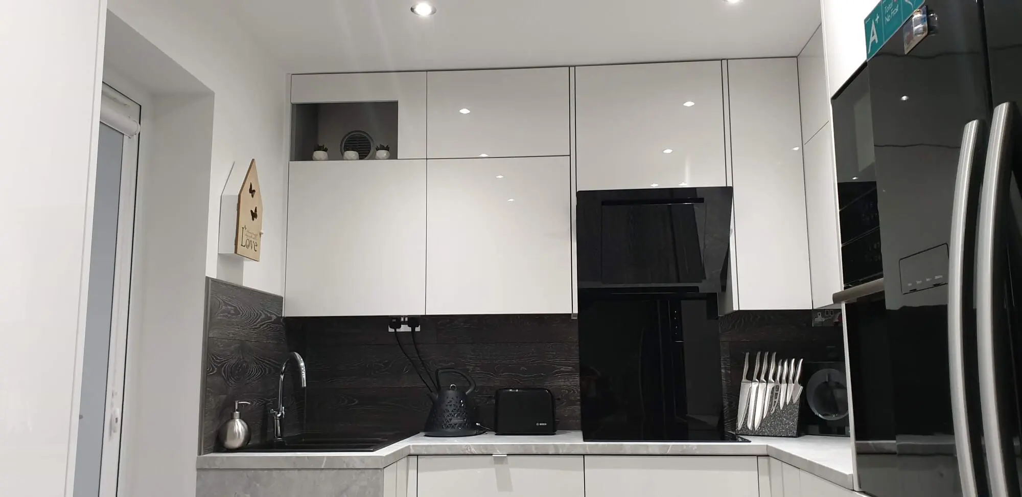 White high gloss kitchen