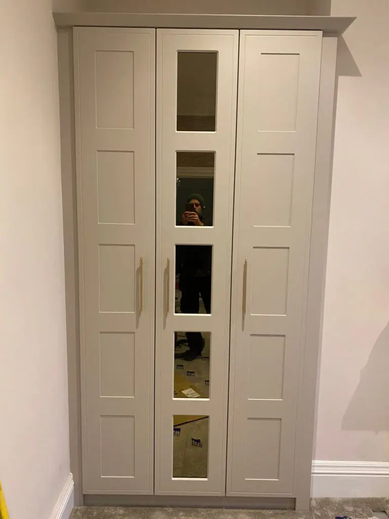 Cashmere alcove fronts with rectangular panelling and a central column of tinted mirrors