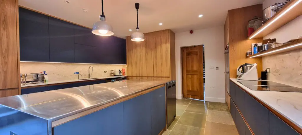 Working space on either side of the island, with shelves along the rear wall