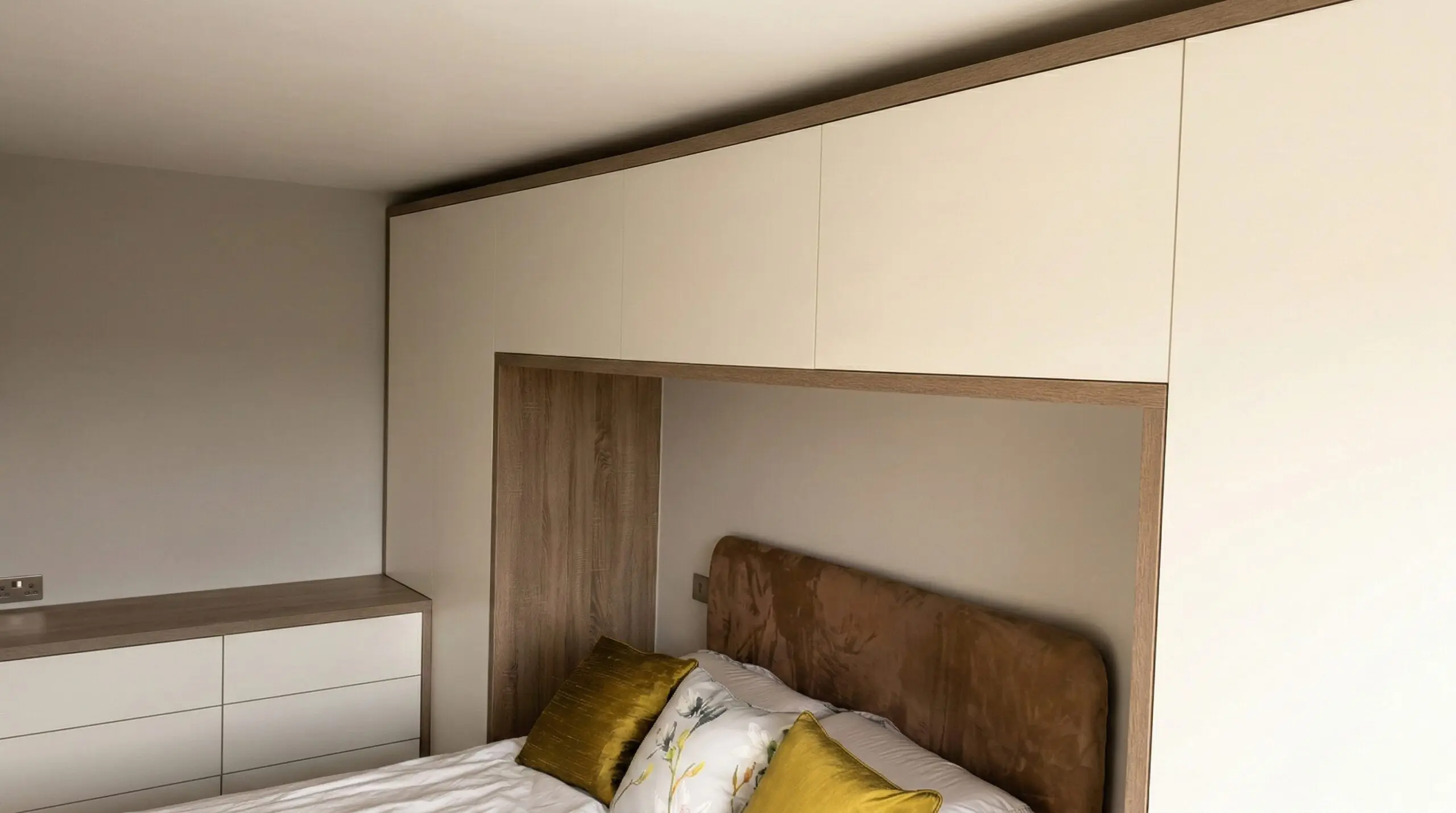 Handleless modern style white fitted bedroomm