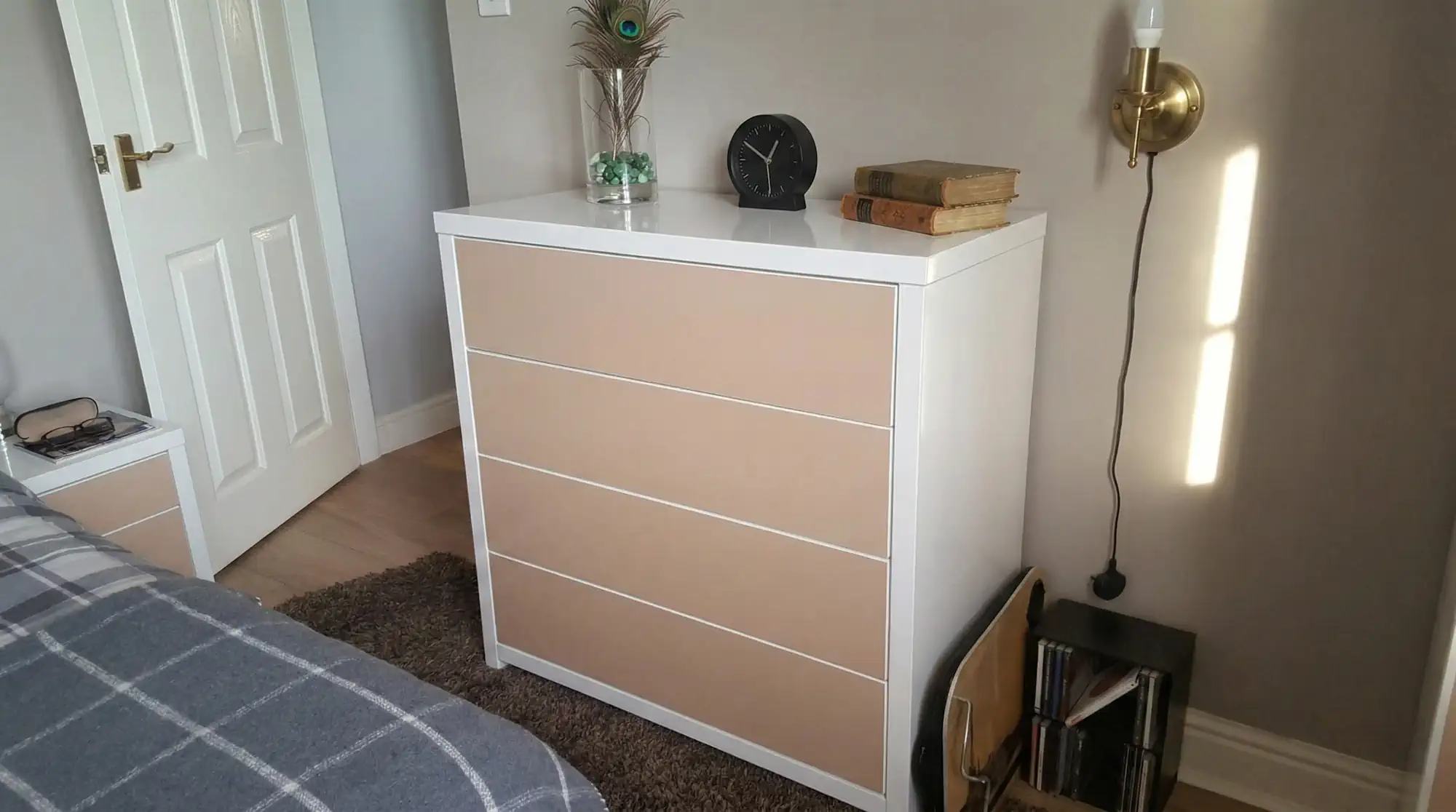 Bespoke high gloss bedroom furniture set Modern high gloss white and beige chest of drawers in bedroom