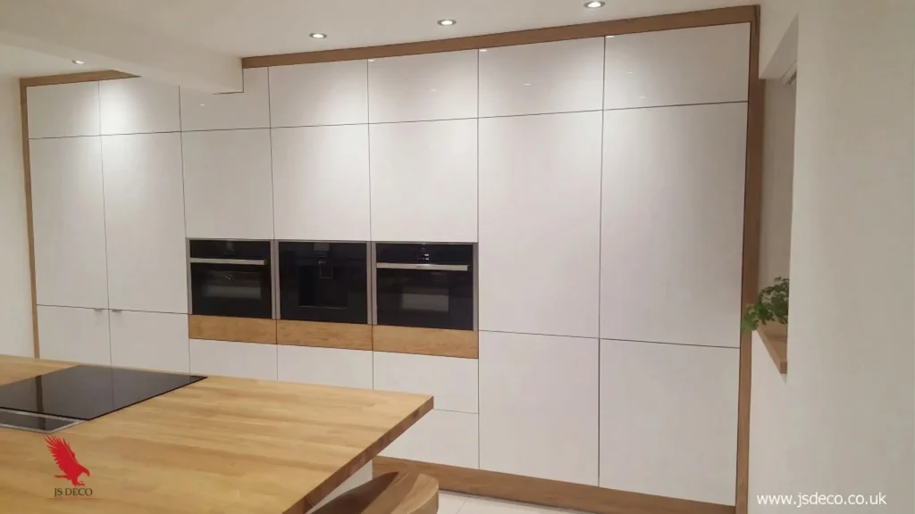 Integrated appliances in the handleless whit ehigh gloss kitchen