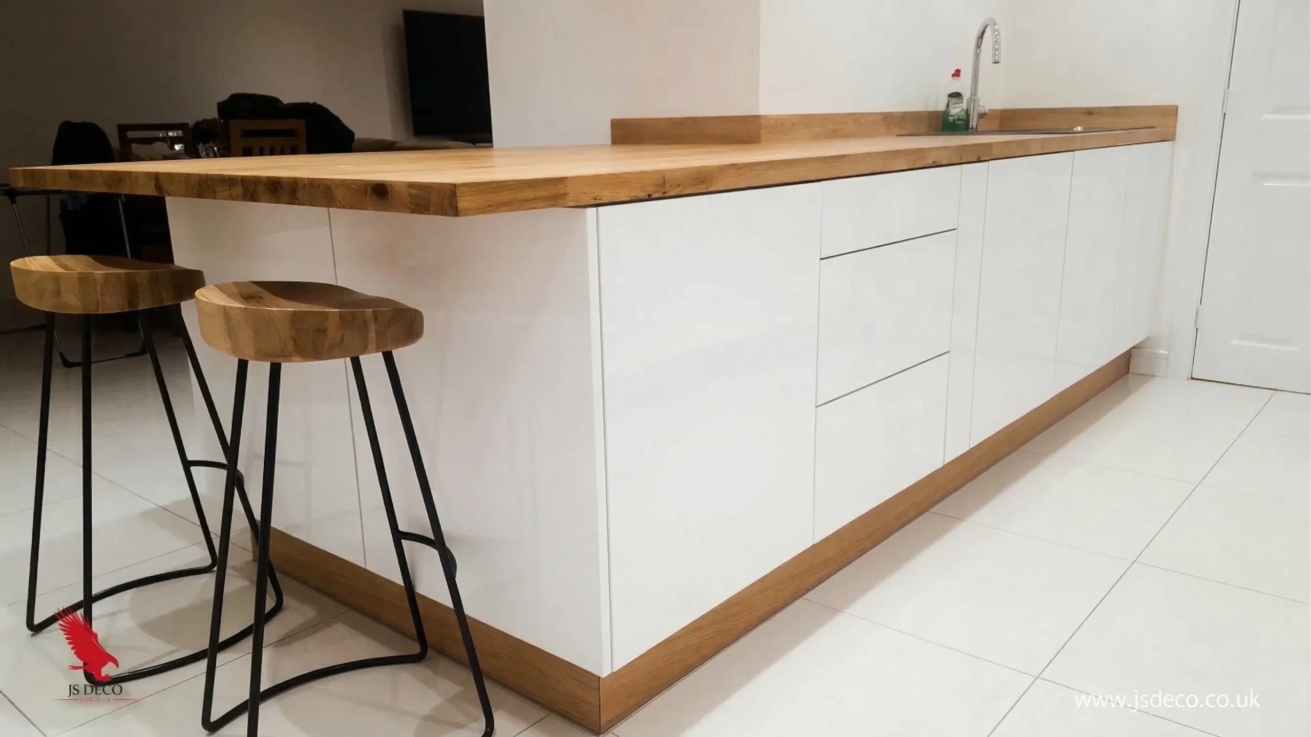 White high gloss island with solid oak worktop Modern style slab door nadleless white hight gloss island with soid oak worktop