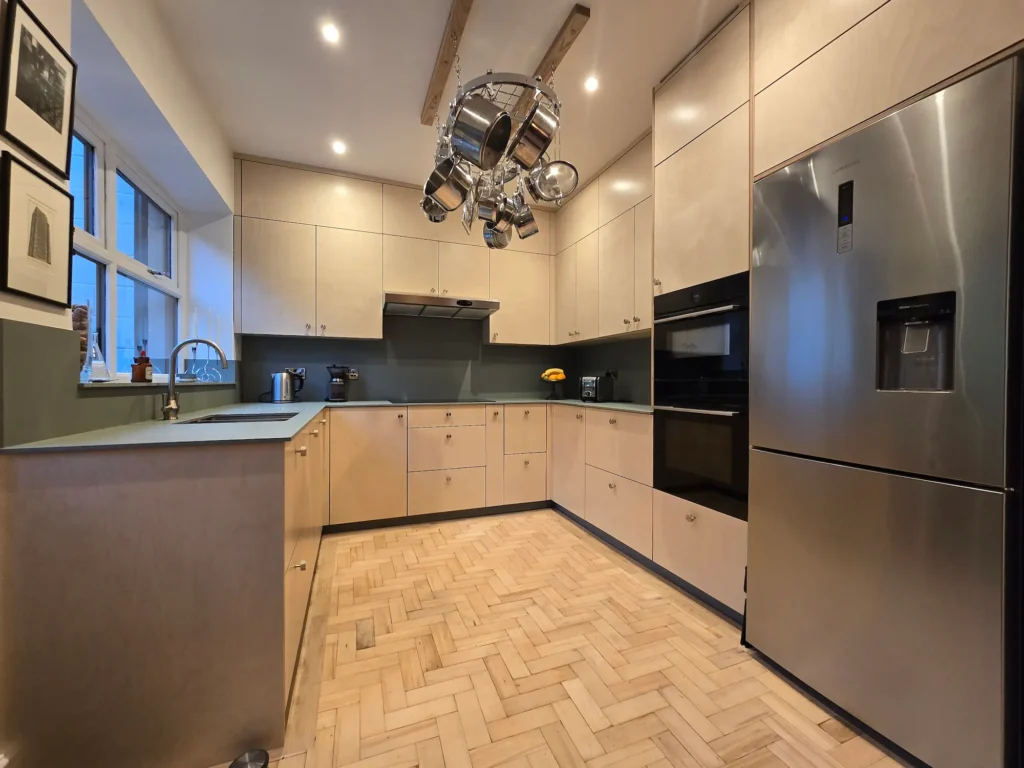 Modern birch plywood kitchen in London with full-height cabinets and integrated appliances by JS DECO.