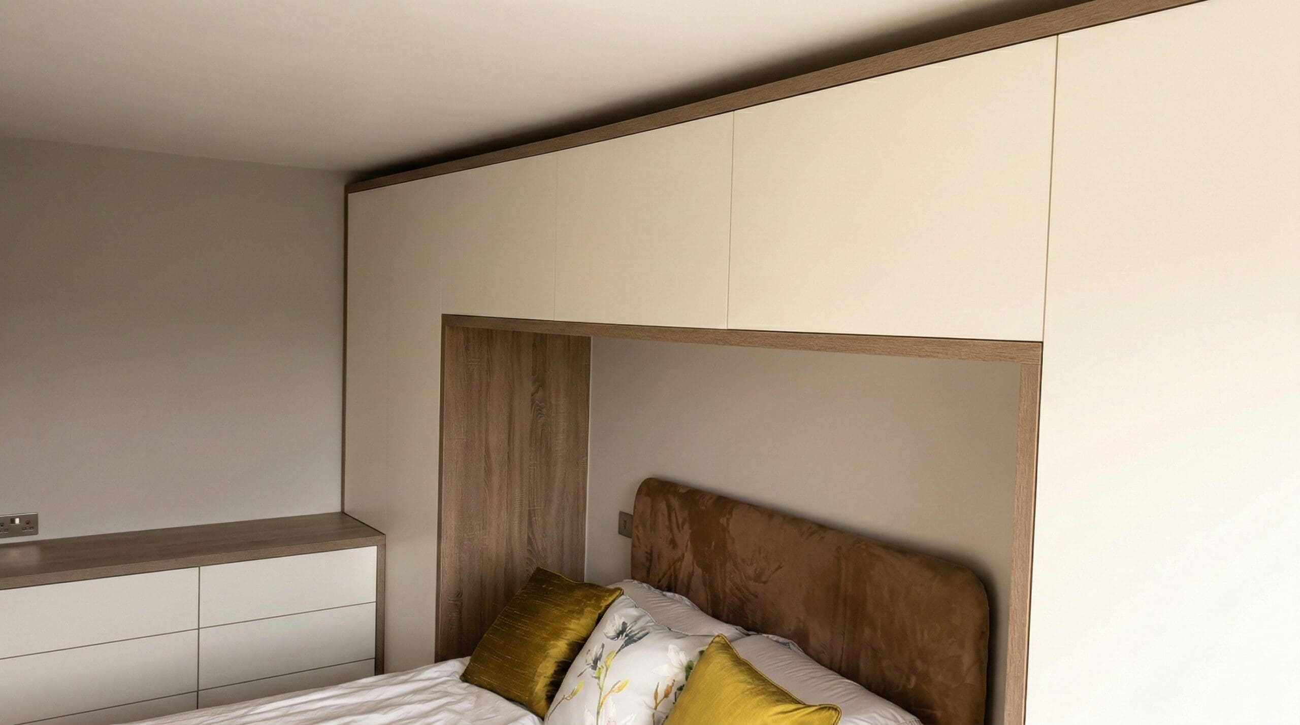 Handleless modern style white fitted bedroomm