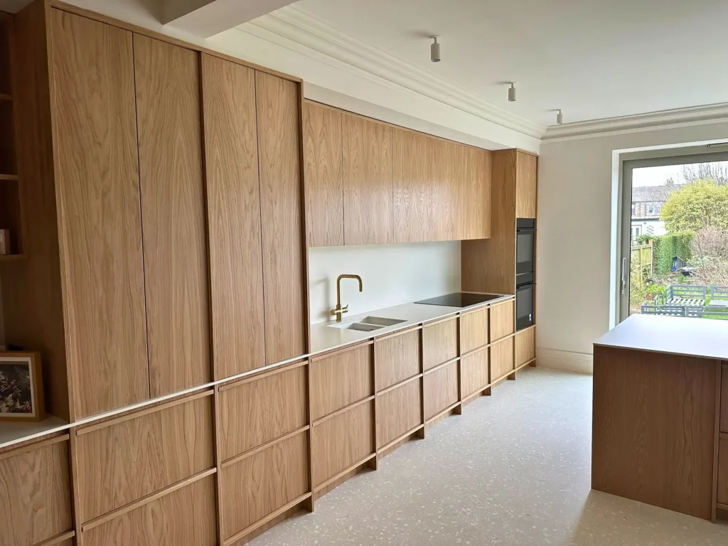 The sink, hob and oven housing are coordinated within the oak wall run.
